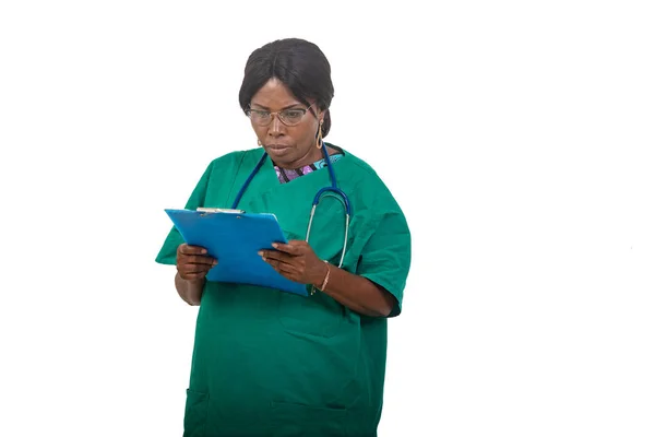 Krankenschwester Mit Stethoskop Steht Auf Weißem Hintergrund Und Überprüft Ärztliches — Stockfoto