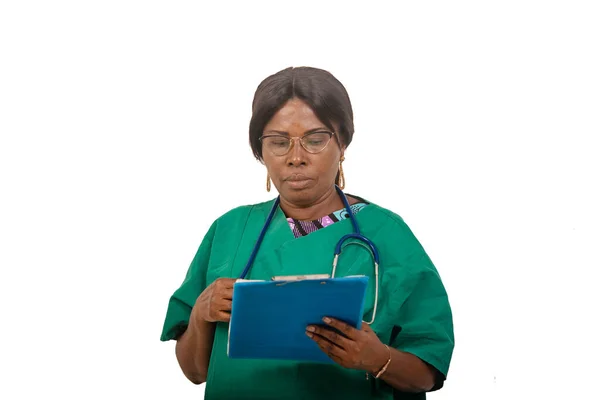 Ošetřovatelka Stetoskopem Stojící Bílém Podkladě Kontrola Lékařského Dokumentu — Stock fotografie