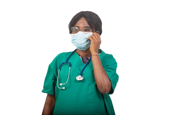 Krásná Zdravotní Sestra Brýlích Stojící Bílém Pozadí Stetoskopem Nastavení Lékařské — Stock fotografie