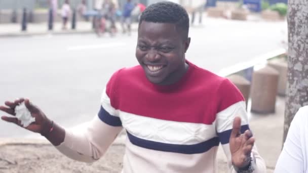 Junger Student Poloshirt Zeigt Seine Freude Mit Lachen Und Gesten — Stockvideo
