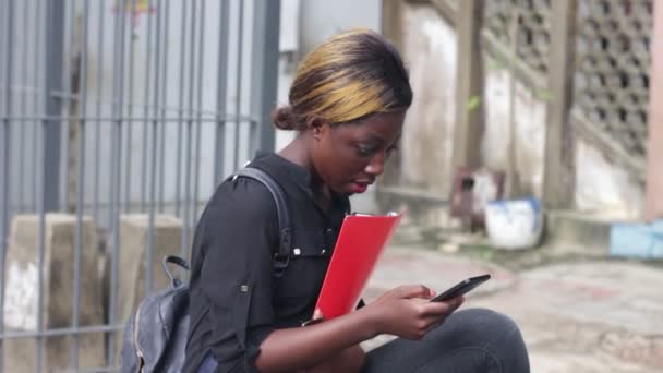 Fiatal Diák Hátizsák Próbál Manipulálni Mobiltelefon Miközben Mosolyog — Stock videók