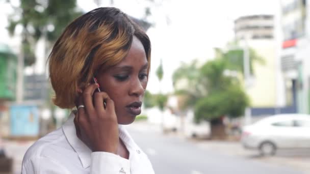 Genç Kız Beyaz Gömlekli Hapşırırken Cep Telefonuyla Konuşuyor — Stok video