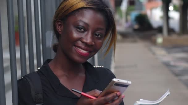 Молодой Студент Стоящий Черной Рубашке Проводящий Исследования Помощью Мобильного Телефона — стоковое видео