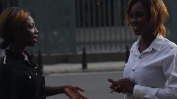 Молодые Люди Стоят Улице Разговаривая Друг Другом Улыбаясь — стоковое видео