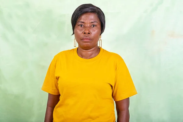 Beautiful Mature Woman Yellow Shirt Standing Green Background Looking Camera — Stock Photo, Image