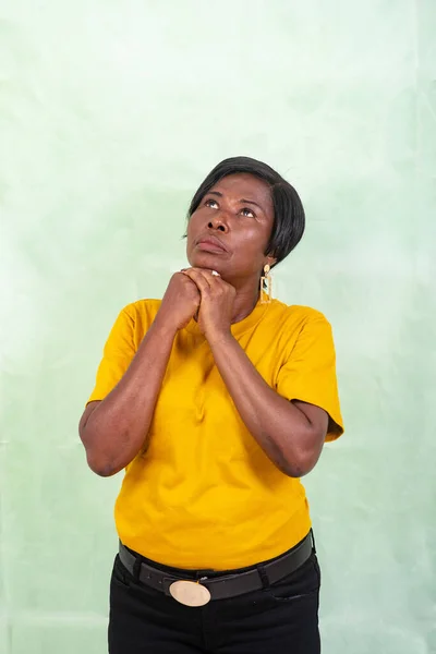 Mature Woman Yellow Shirt Standing Green Background Hands Chin Looking — Stock Photo, Image