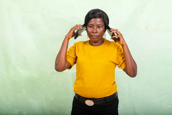 Uma Bela Mulher Uma Camiseta Amarela Sobre Fundo Verde Falando — Fotografia de Stock
