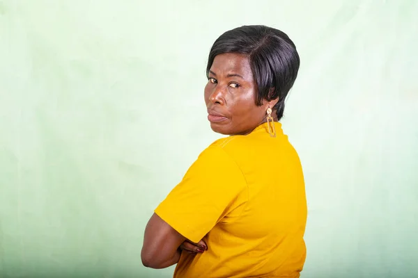 Beautiful Mature Woman Yellow Shirt Standing Green Background Her Arms — Stock Photo, Image
