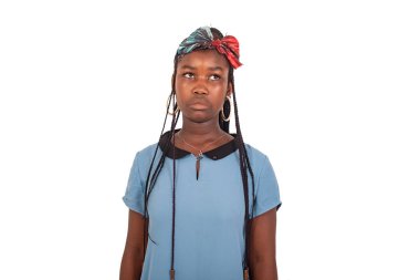 Beyaz bir arka planda duran, melankolik bir ifadeyle oraya bakan, beyaz elbiseli genç bir kız..