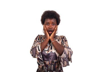 Beyaz bir arka planda afro saçlı güzel bir genç kız kameraya bakıyor ağzı açık şaşırmış bakıyor..