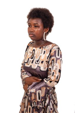 Beyaz arka planda duran güzel bir genç kız karın ağrısı çekiyor..