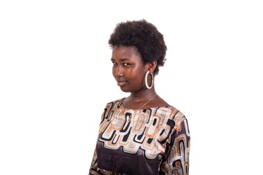 Beyaz bir arka planda duran genç bir kız komik suratlar yapıyor..