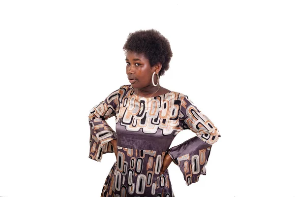 Een Mooi Jong Meisje Met Afro Staan Een Witte Achtergrond — Stockfoto