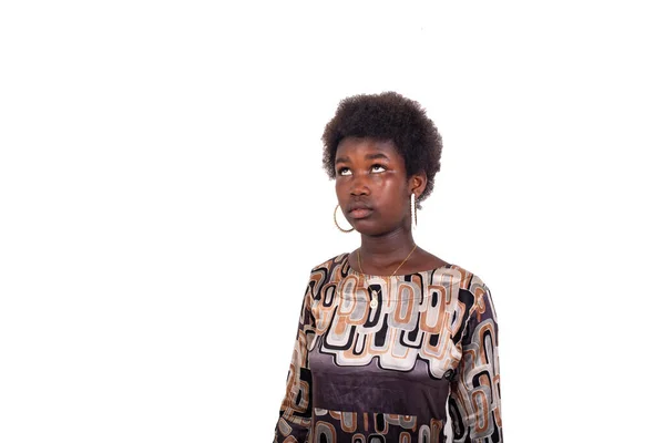 Una Hermosa Joven Con Afro Pie Sobre Fondo Blanco Mirando — Foto de Stock