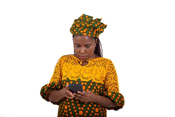 Зрелая Женщина Традиционном Платье Стоящая Белом Фоне Манипулирующая Мобильным Телефоном — стоковое фото