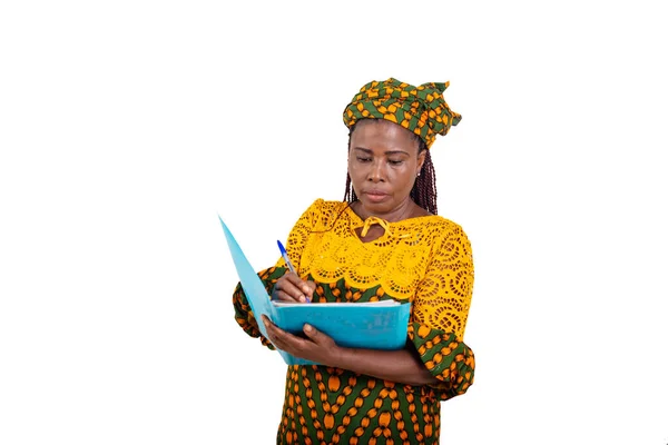 一位穿着传统服装的漂亮而成熟的女教师 站在写在文件的白色背景上 — 图库照片