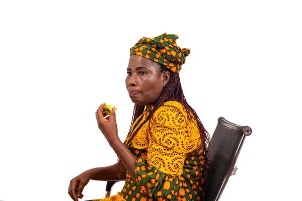 Uma Bela Mulher Negócios Madura Traje Tradicional Sentado Fundo Branco — Fotografia de Stock