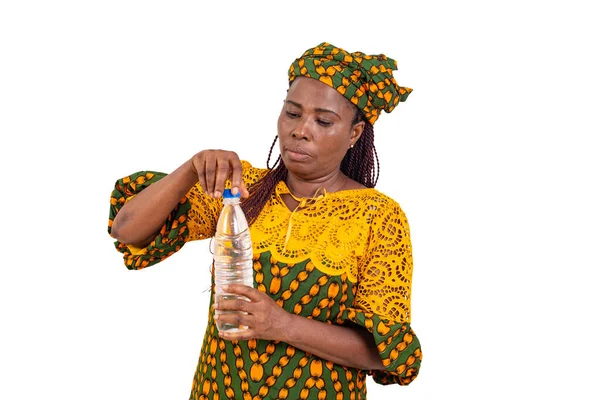 一个穿着传统服装的成熟的漂亮女人站在白色的背景上打开一瓶水 — 图库照片