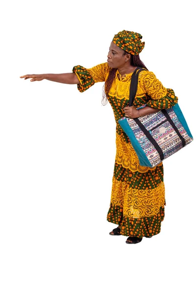 一个穿着传统服装的成熟的漂亮女人 背着旅行袋站在白色的背景上 脸上挂着搭便车的微笑 — 图库照片