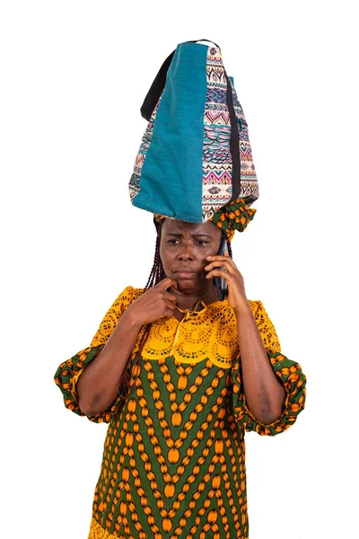 Μια Ώριμη Όμορφη Γυναίκα Παραδοσιακά Ρούχα Που Στέκεται Πάνω Από — Φωτογραφία Αρχείου