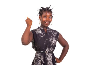 Geleneksel örgüleri olan genç bir kız beyaz arka planda zafer jesti yapıyor..