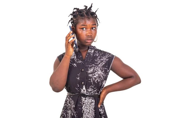 Uma Bela Jovem Vestido Sobre Fundo Branco Que Comunica Telefone — Fotografia de Stock
