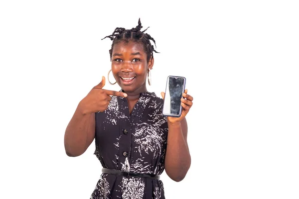 Egy Gyönyörű Fiatal Lány Fehér Hátterű Ruhában Mobiltelefont Mutat Mosolyog — Stock Fotó