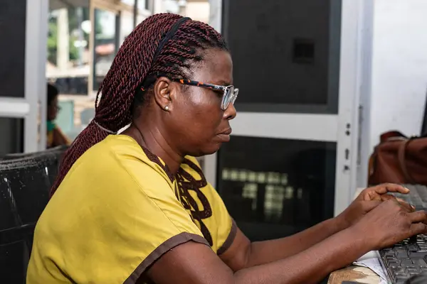 Ofiste Oturup Bilgisayarla Çalışan Gözlüklü Genç Güzel Bir Kadını Stok Resim