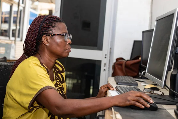 Ofiste Oturup Bilgisayarla Çalışan Gözlüklü Genç Güzel Bir Kadını Telifsiz Stok Imajlar