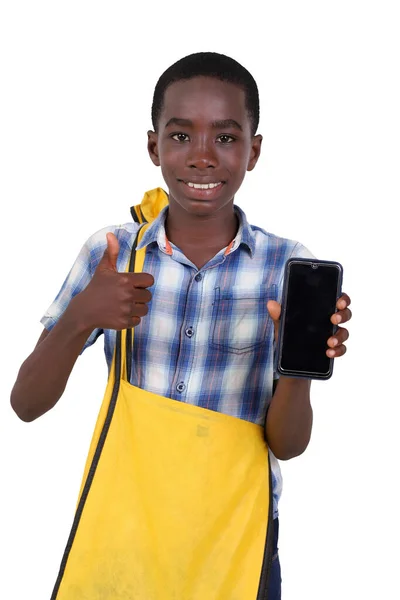 Seorang Remaja Berbaju Berdiri Dengan Latar Belakang Putih Menyajikan Ponsel Stok Foto Bebas Royalti
