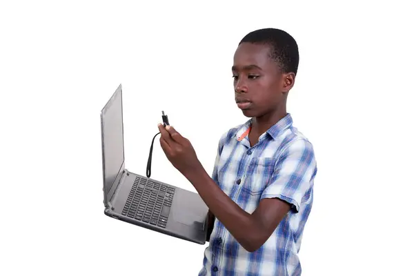 Beyaz Arka Planda Duran Tişörtlü Bir Genç Elinde Dizüstü Bilgisayarla - Stok İmaj