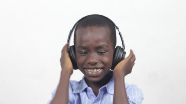 Música Pop Feliz Bebé Recién Nacido Sonriente Escucha Música Auriculares — Vídeo de stock