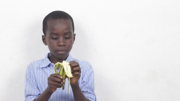 Copil Mic Care Mănâncă Banană Conceptul Vitamine Naturale Alimente Sănătoase — Videoclip de stoc