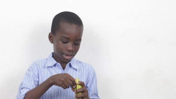 Маленький Ребенок Ест Банан Концепция Натуральных Витаминов Здоровое Питание — стоковое видео