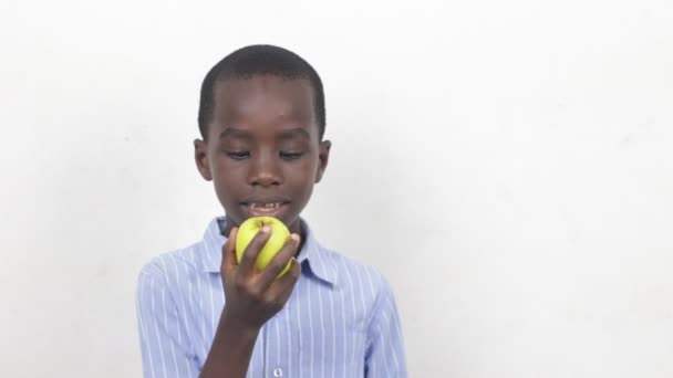 Liten Unge Äter Gröna Äpplen Frukter Begreppet Naturliga Vitaminer Hälsosam — Stockvideo