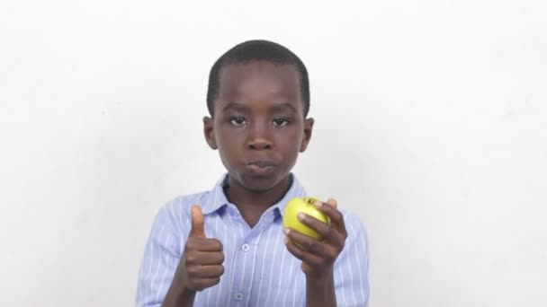 Niño Comiendo Frutas Manzana Verde Concepto Vitaminas Naturales Comida Saludable — Vídeo de stock