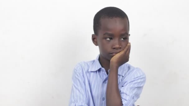 Küçük Üzgün Çocuğun Sorunları Var Küçük Çocuğun Büyük Bir Sorunu — Stok video