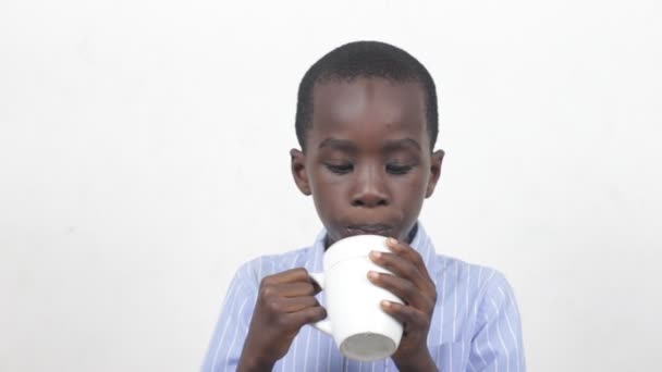 Bambino Che Beve Latte Tazza Bianca Sfondo Bianco Concetto Infanzia — Video Stock