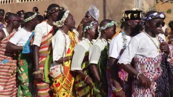 Allp Ivoorkust Augustus 2018 Jongeren Die Buiten Staan Traditioneel Helemaal — Stockvideo