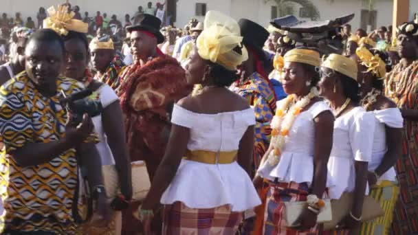 2018年8月11日 一群身穿白色迷彩迷彩裙的非洲女性在公共广场上跳舞 背景是身着传统服饰的男性 — 图库视频影像
