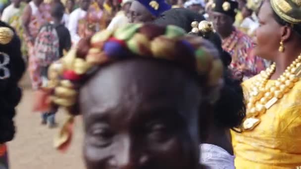 Allp Elefántcsontpart Augusztus 2018 Férfiak Nők Öltözött Hagyományos Ruhák Séta — Stock videók