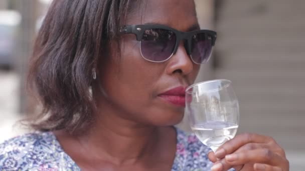 Mujer Madura Gafas Sol Pie Aire Libre Beber Agua Vaso — Vídeo de stock