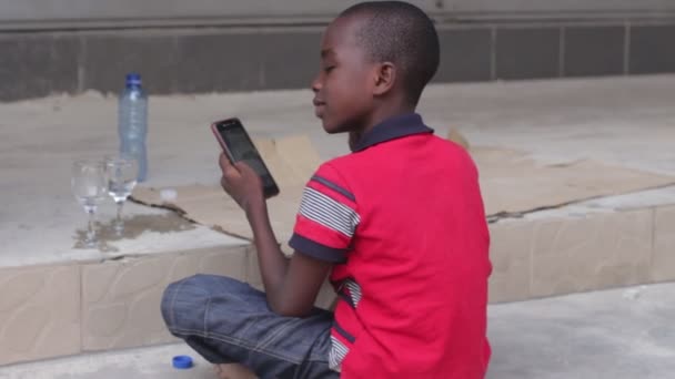Niño Sentado Suelo Jugando Juego Teléfono Móvil Mientras Sonríe — Vídeo de stock