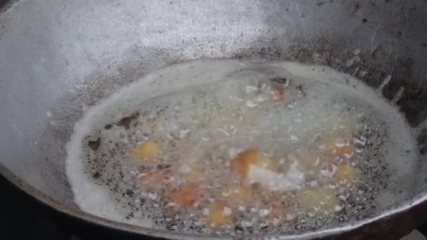放在油锅里的面粉球 — 图库视频影像