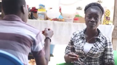 Gençler dışarıda oturup pirinç yiyorlar.