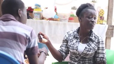 Gençler dışarıda oturup pirinç yiyorlar.