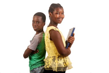 Sırt sırta verip beyaz arka planda duran iki genç öğrenci gülümseyen kameraya bakıyordu..