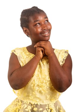 Beyaz bir arka planda duran güzel bir genç kız. Oraya bakıp gülümsüyor..