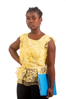 Beyaz arka planda duran genç bir kız öğrencinin elinde bir belge var..