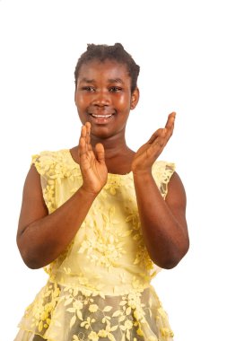 Çiçek takan genç bir kız beyaz bir arka planda duruyor ve gülümsüyor..